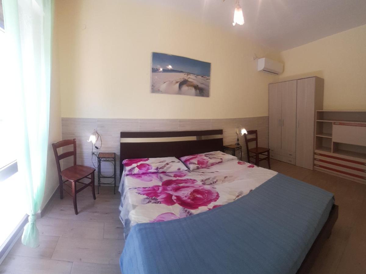Casa Vacanze"Il Bouganville" Carbonia Bagian luar foto