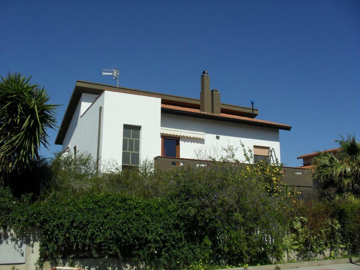 Casa Vacanze"Il Bouganville" Carbonia Bagian luar foto